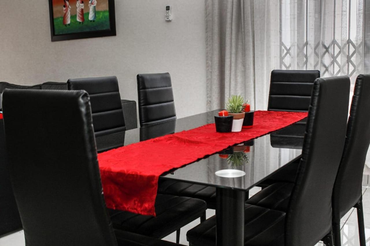 Tshukudu E Ntsho Bed & Breakfast Mogwase Luaran gambar